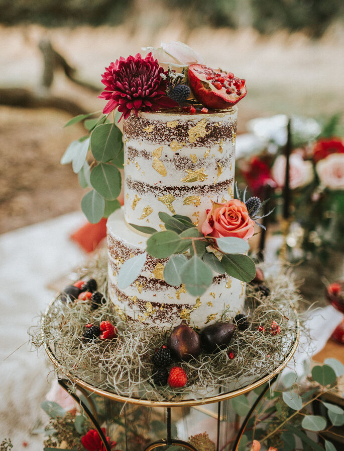 Os naked cakes continuam a ser uma opção de bolos de casamento muito procurada pelos noivos | Créditos: Rachel Lynn Photography