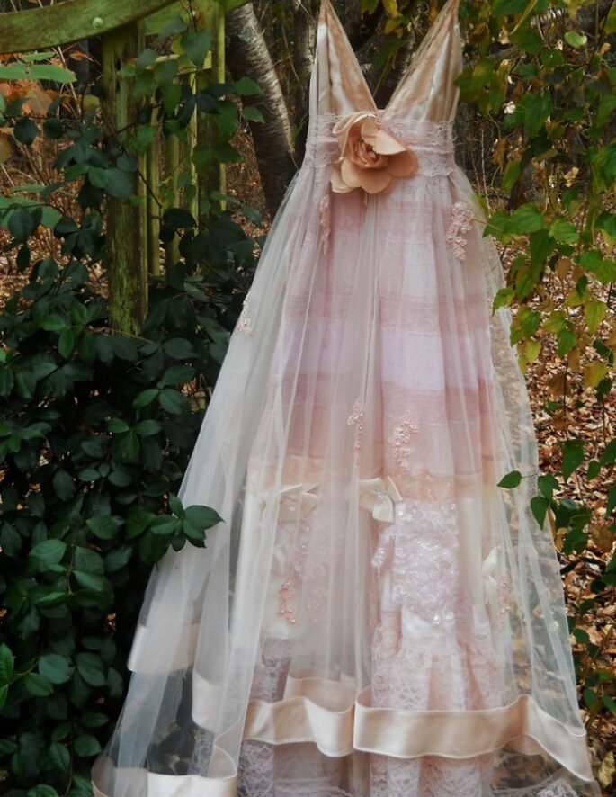 Vestido artesanal para novias bohemias. Foto: vintageopulence vía Etsy