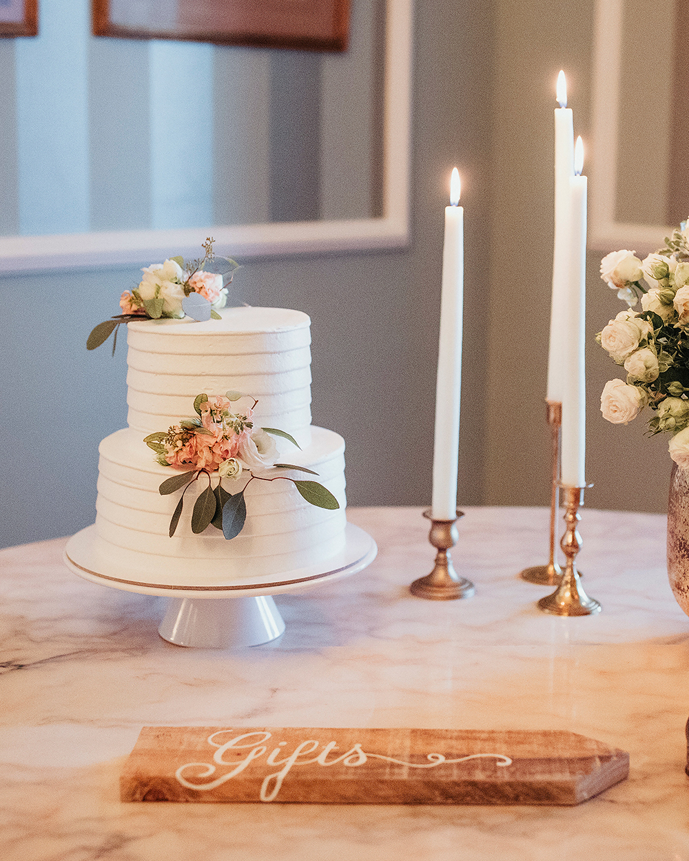 Os bolos de casamento simples não têm de ser sem graça: dê atenção aos detalhes | Créditos: Velvet