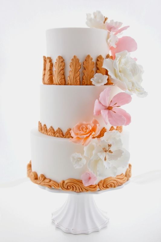 Inspiração para bolos de casamento de 3 andares com base simples e detalhes rebuscados e originais | Créditos: Cake Chic Portugal