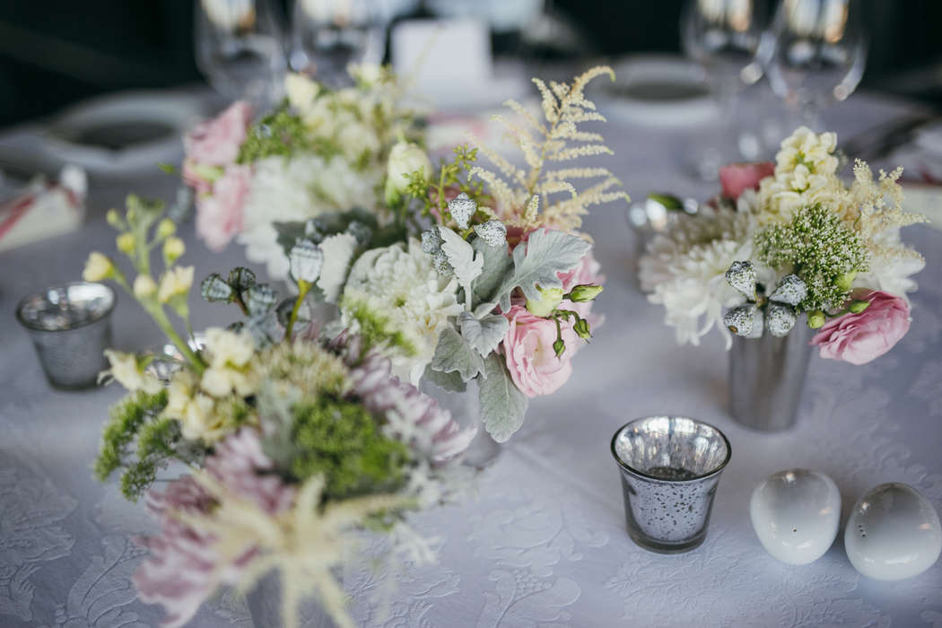 mesa com vasinhos com flores