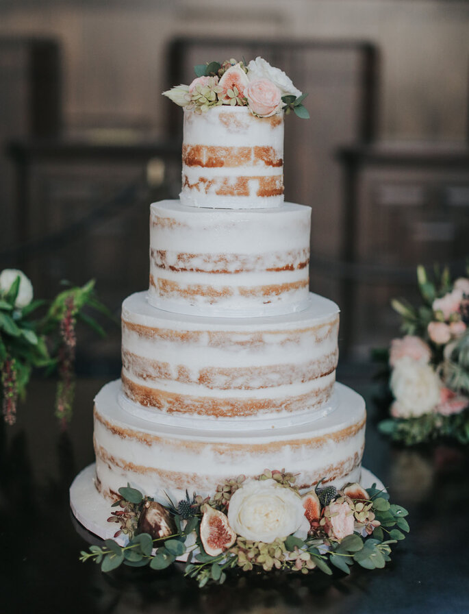 Os naked cakes continuam a ser uma opção de bolos de casamento muito procurada pelos noivos | Créditos: Jenny Smith Co.
