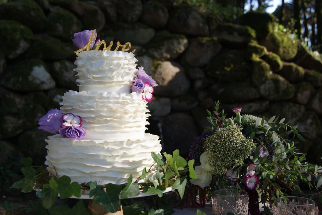 Singelos e delicados, adoramos bolos de casamento de 3 andares com flores e alusões à natureza | Créditos: Mandala Cake Studio