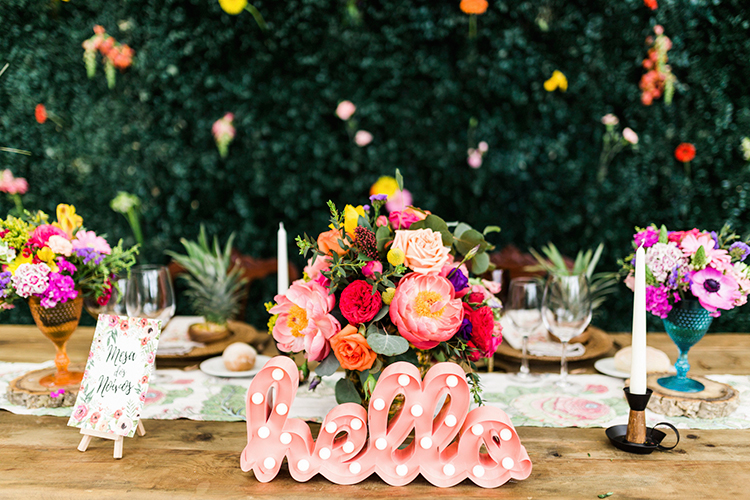 mesa de casamento com flores cores vivas e detalhe letras 