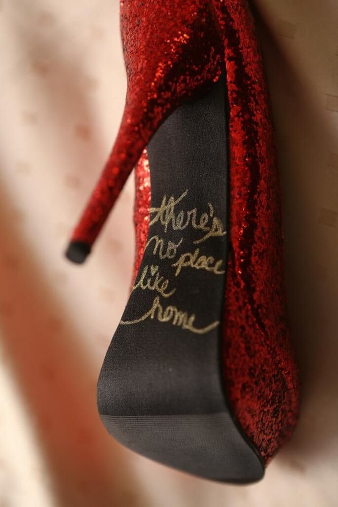 Sapato de noiva vermelho, personalizado com frase do filme "O Feiticeiro de Oz".