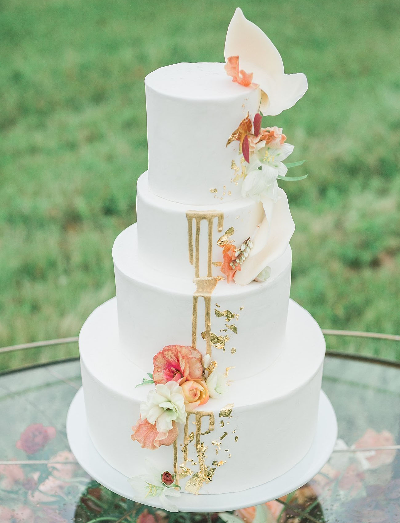 Inspiração para estilo Drip Cake clássico em bolos de casamento de 3 andares | Créditos: Christy McCarter Photography