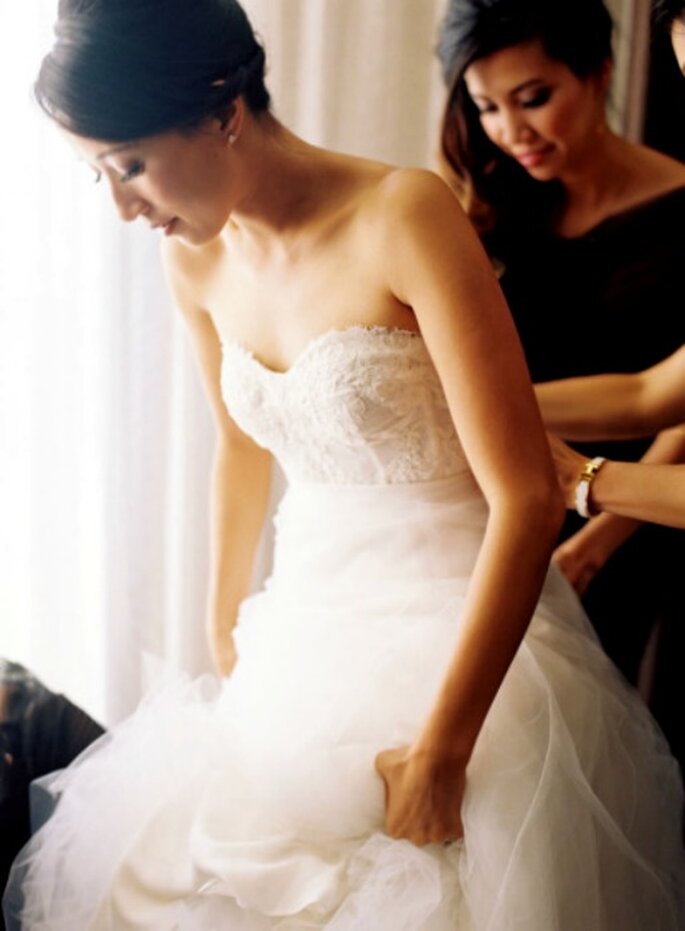O corpete centra a atenção no busto, marcando a linha da cintura da noiva. É apropriado para noivas de silhueta esbelta. Foto: Caroline Tran 