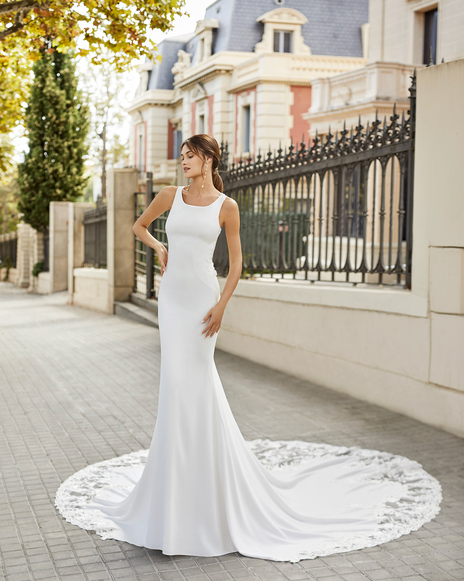 Nada mais sofisticado do que um vestido de noiva com decote redondo, que complementa com simplicidade um modelo super sexy. | Rosa Clará 2021
