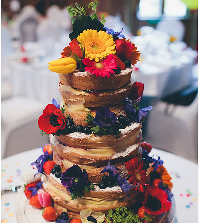 Naked cake decorado con flores y frutas naturales. Foto: We Heart Pictures