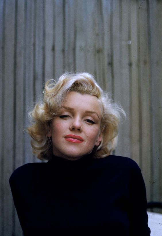 "Dê os sapatos certos a uma mulher e ela poderá conquistar o mundo" - Marilyn Monroe