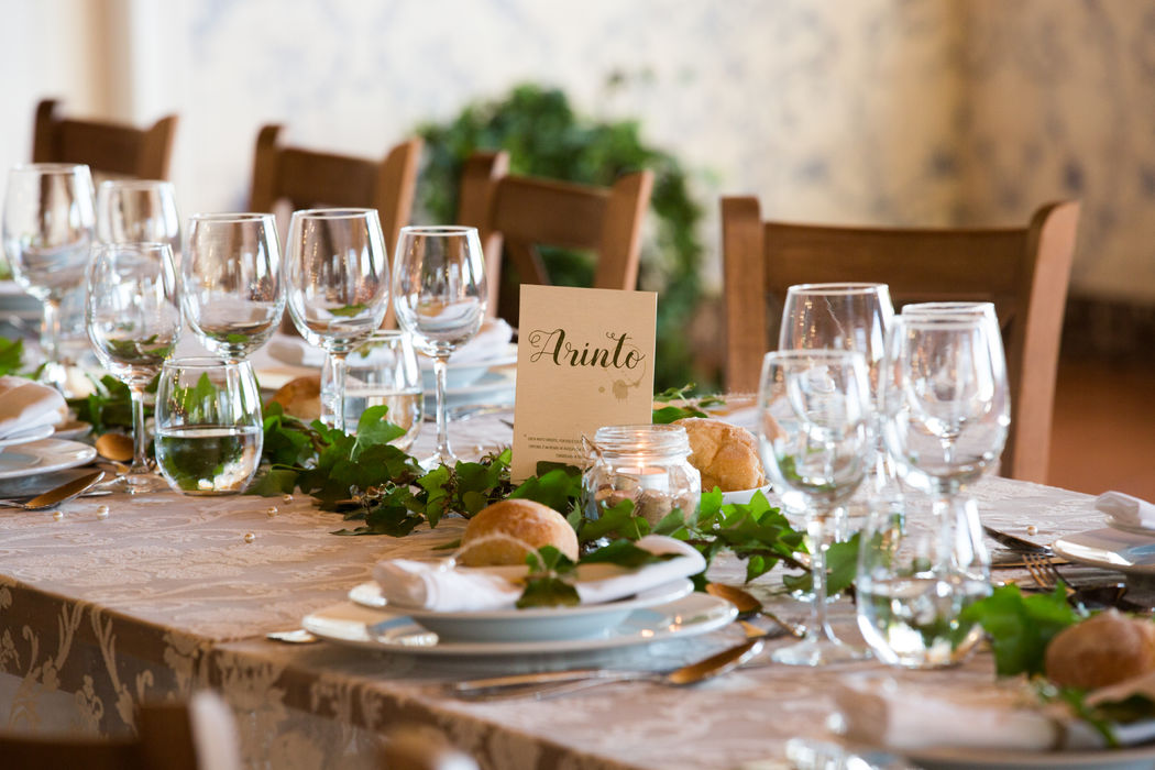 decoração de casamento rústico: folhas no centro de mesa