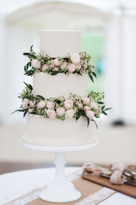 Singelos e delicados, adoramos bolos de casamento de 3 andares com flores e alusões à natureza | Créditos: Fina Cake Design