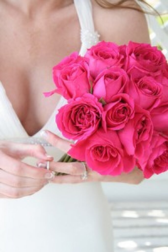 Um bouquet de noiva com rosas escuras