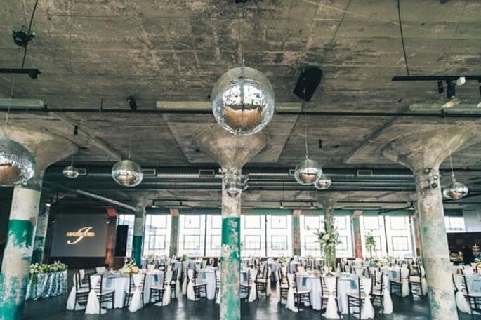 Fã do estilo minimalista industrial chic? Foto Rock'n'roll Bride