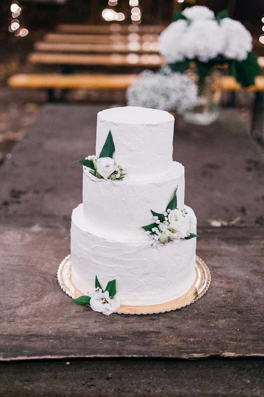 Singelos e delicados, adoramos bolos de casamento de 3 andares com flores e alusões à natureza | Créditos: Maria Bolacha