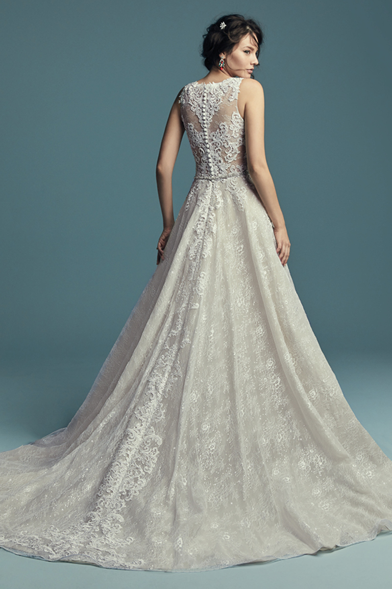 <a href="https://www.maggiesottero.com/maggie-sottero/annabella/11432">Maggie Sottero</a>

Este vestido de noiva sem alças é constituído totalmente por renda e Organza Toscana, com maravilhosos pormenores de renda que acentuam o body. Terminado com botões e um fehco. Cinto com cristais Swarovsky vendido separadamente. 
 