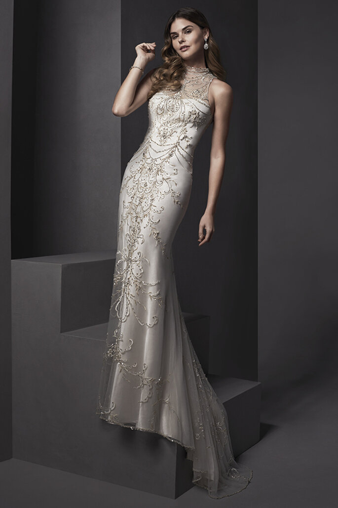 Vestido de noiva sofisticado e elegante. Coberto de tule com bordados de cristal Swarovski. Acabamento com zíper.
<a href="http://www.sotteroandmidgley.com/dress.aspx?style=5SR105" target="_blank">Sottero and Midgley Spring 2015</a>