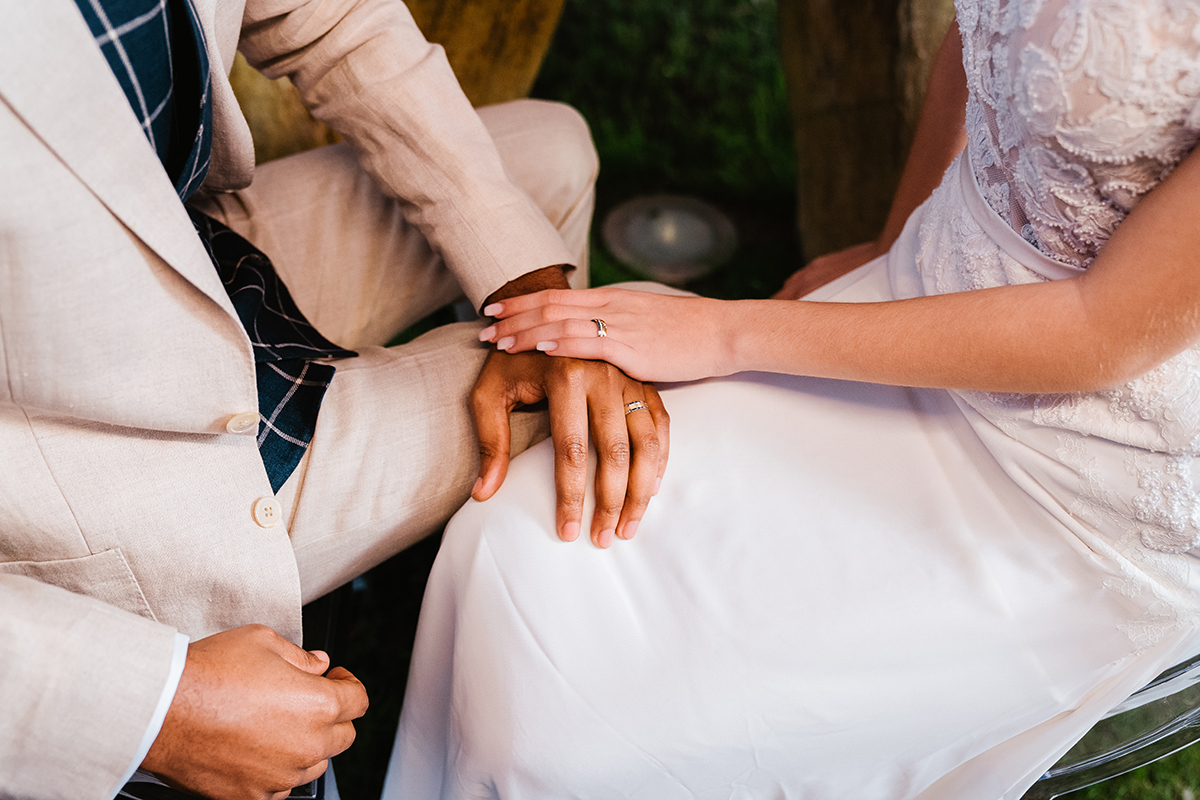 quanto custa um casamento: noivos a dar as mãos