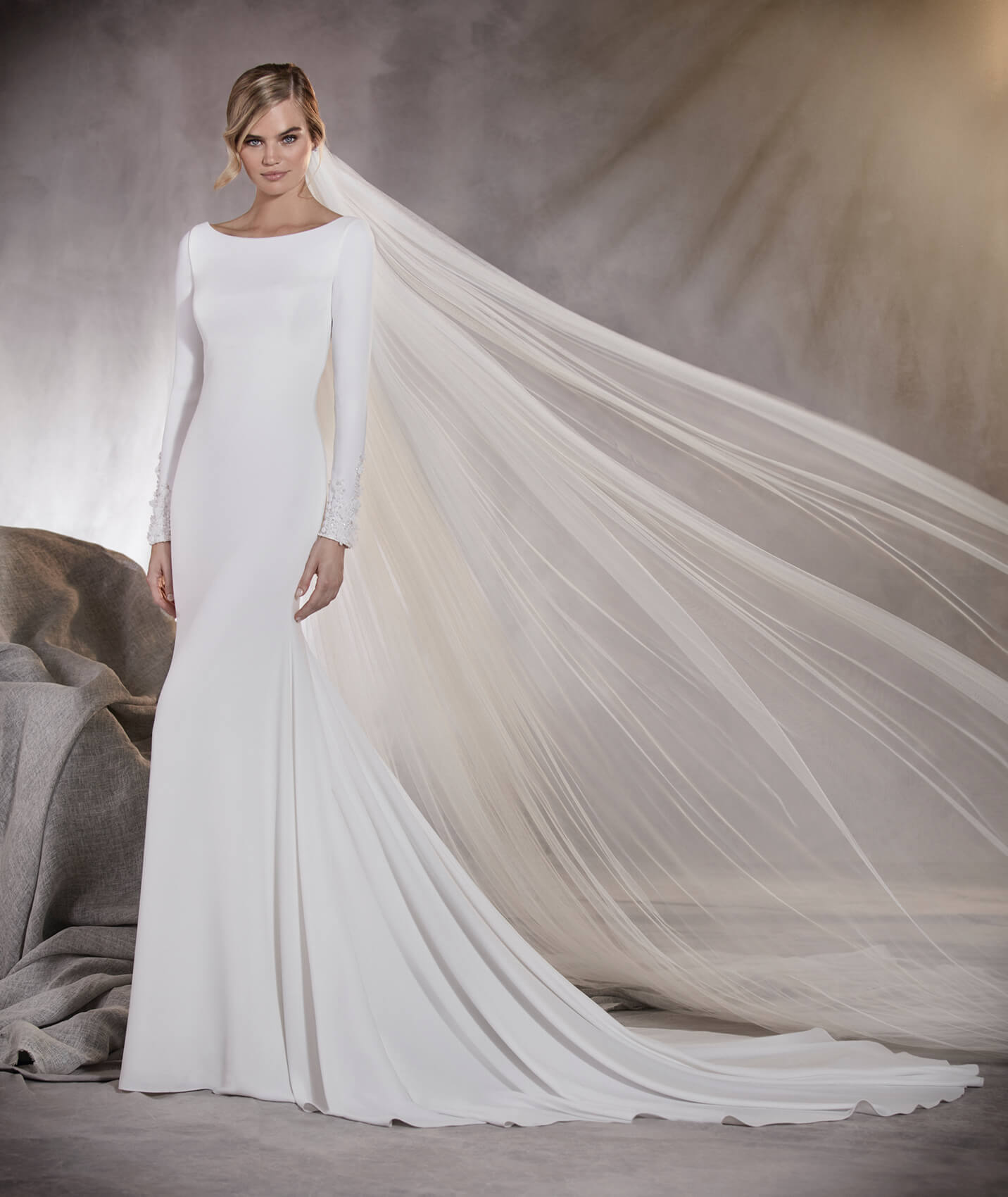 Faça já a sua marcação para experimentar este vestido!