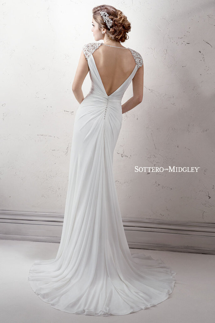 Um vestido romântico de chiffon Paris com deslumbrantes apliques de cristal Swarovski na cintura, nas mangas e no detalhe das costas. Fechamento com botões de cristal sobre zíper.
<a href="http://www.sotteroandmidgley.com/dress.aspx?style=4SW044" target="_blank">Sottero & Midgley Platinum 2015</a>