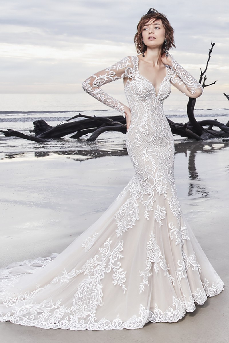 <a href="https://www.maggiesottero.com/sottero-and-midgley/dakota/11529">Maggie Sottero</a>

Lindos motivos de renda em cascata sobre tule proporcionam elegância a este vestido de noiva, finalizado com mangas compridas ilusão, decote V e decote ilusão na parte posterior.