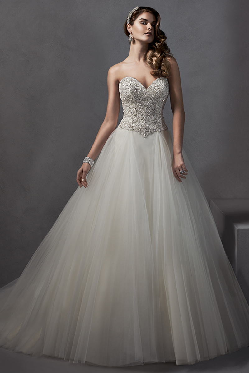 Cristais Swarovski luxuosos e pergolas enfeitam o corpete deste romântico vestido com efeito balão com um saia de tule e um decote em forma de coração. Terminado com botões de cristal em vez do fecho e um espartilho interior.
<a href="http://www.sotteroandmidgley.com/dress.aspx?style=5SS125&page=0&pageSize=36&keywordText=&keywordType=All" target="_blank">Sottero and Midgley</a>