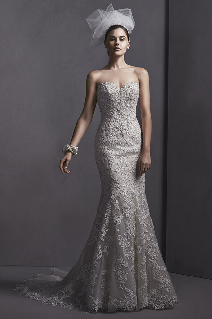 Vestido de noiva com renda fina e cristais de Swarovski que combinam-se para criar um modelo com o qual estará deslumbrante. Está confeccionado com um maravilhoso decote coração e acabamento em espartilho. Também está disponível com fechamento de botões de cristal sobre o zíper e espartilho interior.
<a href="http://www.sotteroandmidgley.com/dress.aspx?style=5SS114LU" target="_blank">Sottero and Midgley Spring 2015</a>