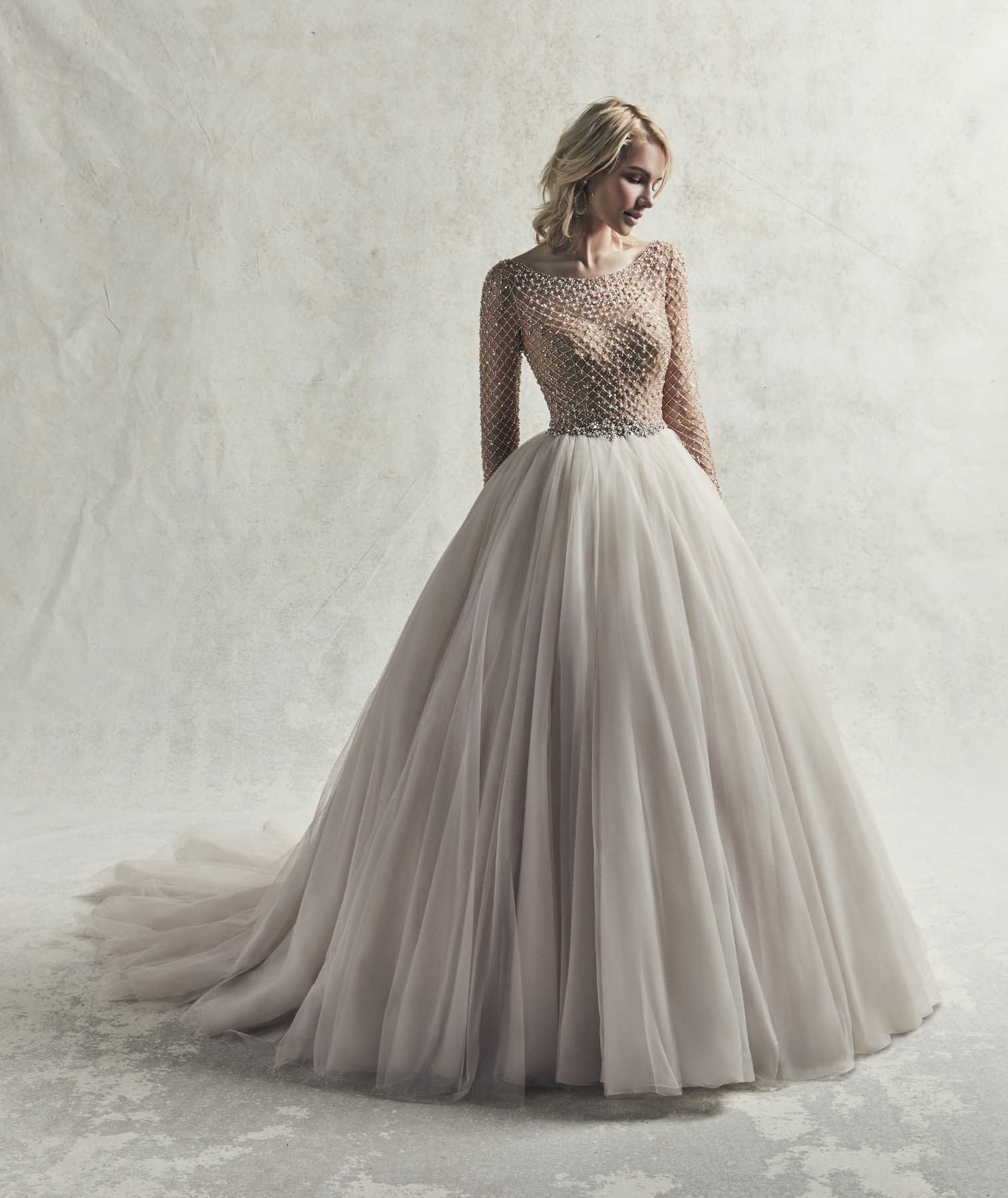 Este vestido de noiva com corte princesa é extremamente romântico, ao apresentar um body com pormenores geométricos e cristias Swarovski.
