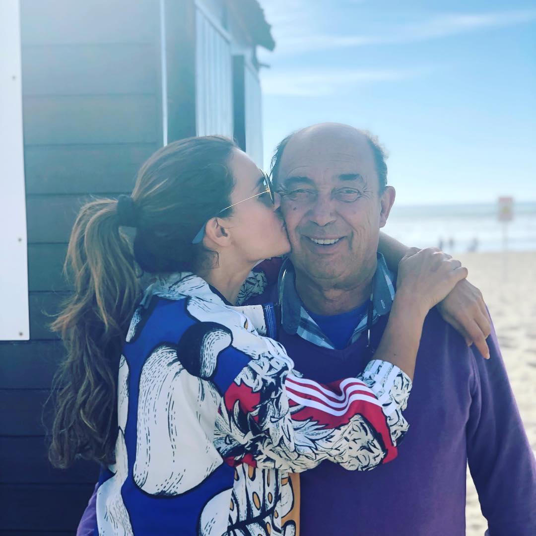 «PAI. Gosto dele daqui até à lua!!!!» escreve Cláudia Vieira na legenda da foto carinhosa com o pai que partilhou nas redes sociais | Foto reprodução Instagram @claudiavieiraoficial