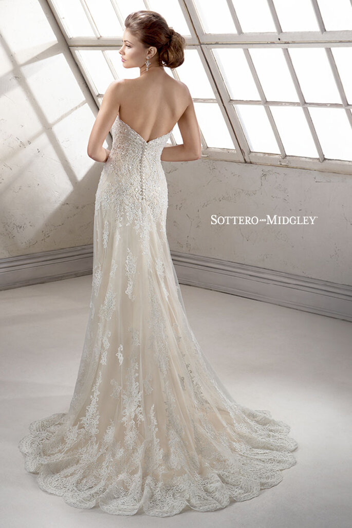 Renda polvilhada com deslumbrantes cristais Swarovski em tule com decote romântico, mangas removíveis e barra bordada. Fechamento com botões forrados sobre zíper.
<a href="http://www.sotteroandmidgley.com/dress.aspx?style=4SS057" target="_blank">Sottero & Midgley Platinum 2015</a>