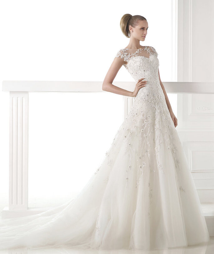 <a href="http://zankyou.9nl.de/n3ig" target="_blank"> Faça a sua marcação para experimentar este vestido! </a>