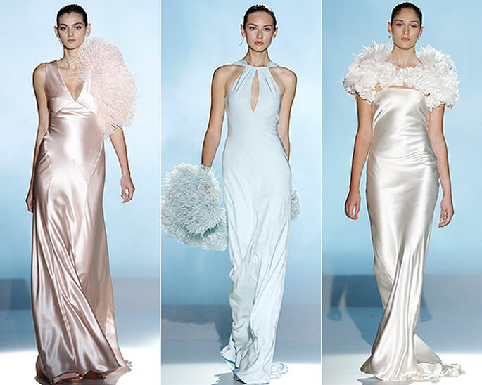 Vestidos de novia en tres colores, con estolas a juego. Foto: Barcelona Bridal Week