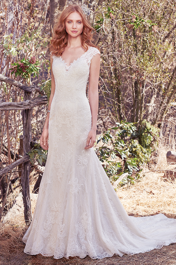 Este vestido fit-and-flare com pormenores em renda apresenta mandas curtas com efeito ilusão, decote em forma de coração e efeito ilusão em forma de V, assim como, efeito ilusão nas costas. Terminado com botões na zona do fecho.