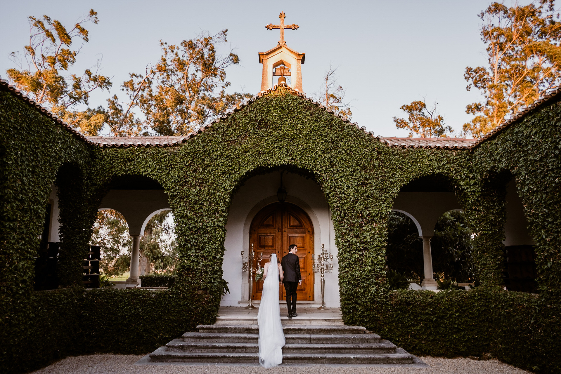 Noivos igreja maravilhosa foto