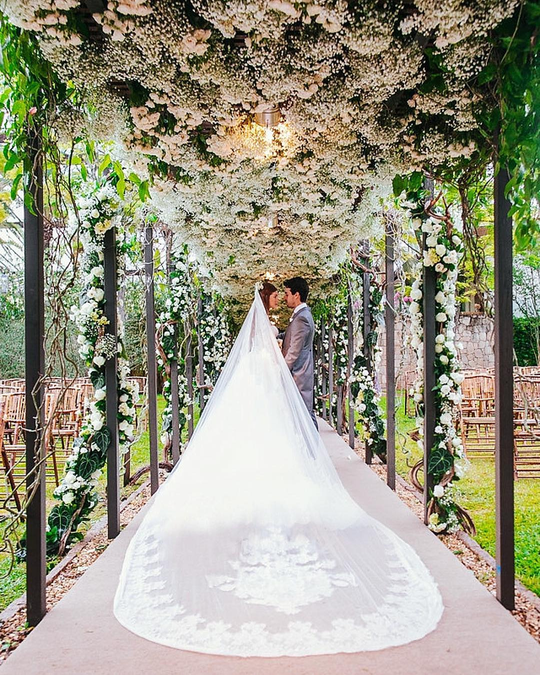 Usou um vestido princesa feito à mão da marca Dolce Gabbana