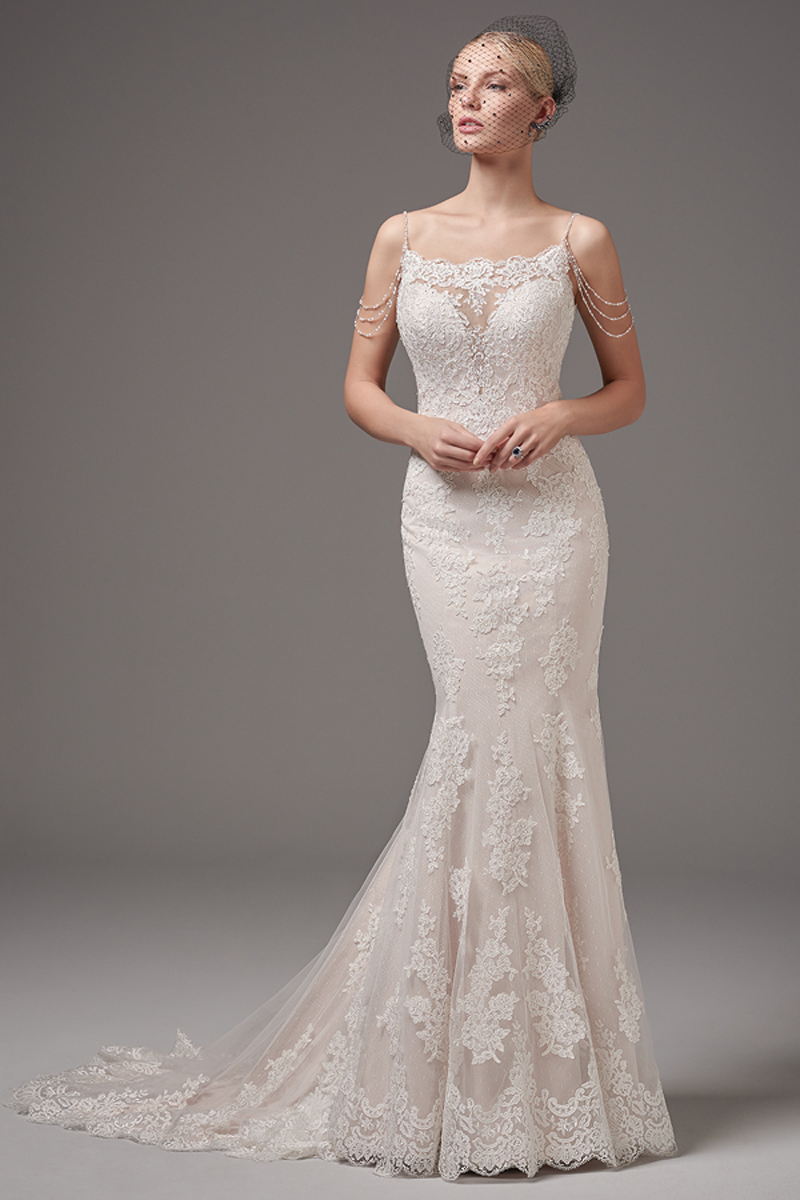 Este vestido impressionante inspirado num estilo vintage apresenta um renda em efeito fit-and-flare e um decote quadrado. A parte traseira do vestido, também, confeccionada com renda. Terminado com botões em vez do fecho.
<a href="https://www.maggiesottero.com/sottero-and-midgley/rhett/10251?utm_source=mywedding.com&utm_campaign=spring17&utm_medium=gallery" target="_blank">Sottero and Midgley</a>