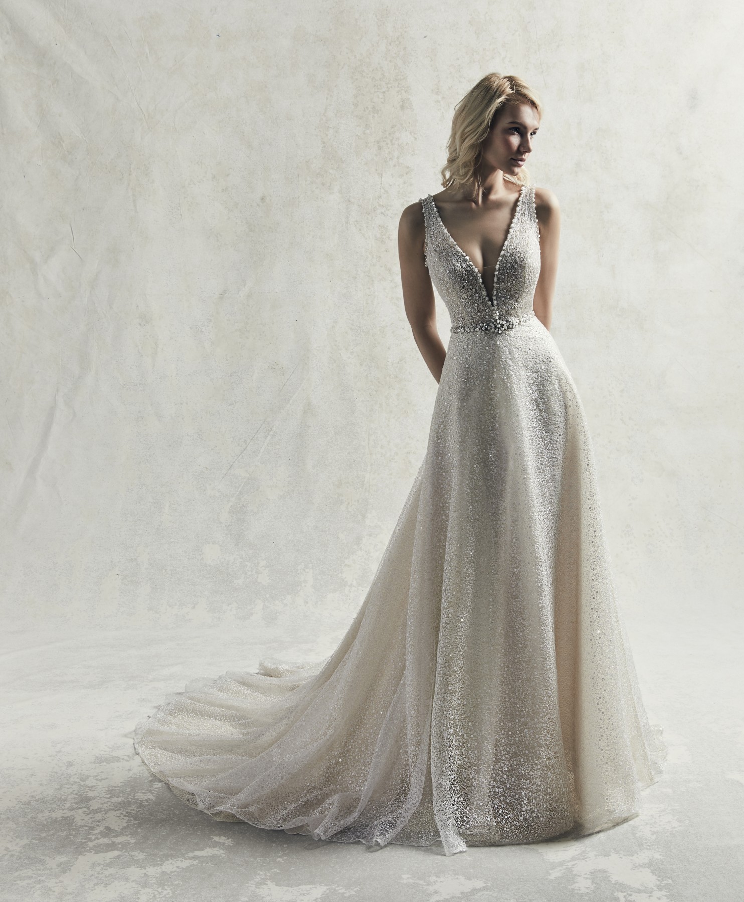 Este vestido linha-A apresenta várias camadas de tule sobre uma textura de tule.
