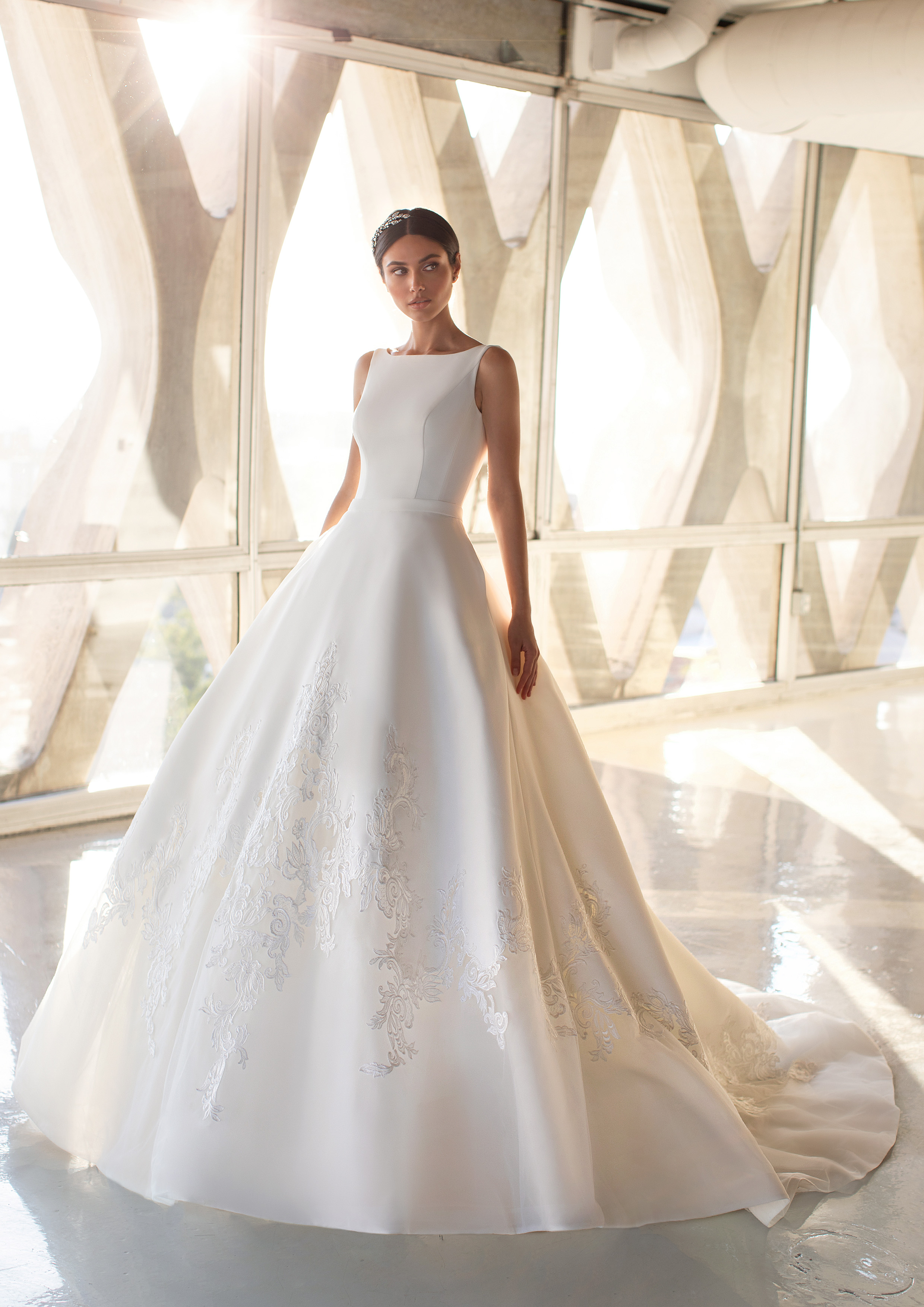 Vestido de noiva corte princesa com bordados na bainha | Modelo Greeen de Pronovias 2021 Cruise Collection