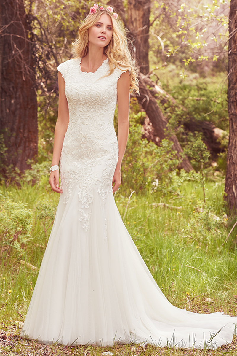 Os pormenores de renda decoram o corpete deste fit-and-flare modesto. Mangas curtas e jóias no decote. Terminado com botões na zona do fecho e um elástico no interior.
<a href="https://www.maggiesottero.com/maggie-sottero/perla-marie/10157?utm_source=mywedding.com&utm_campaign=spring17&utm_medium=gallery" target="_blank">Maggie Sottero</a>