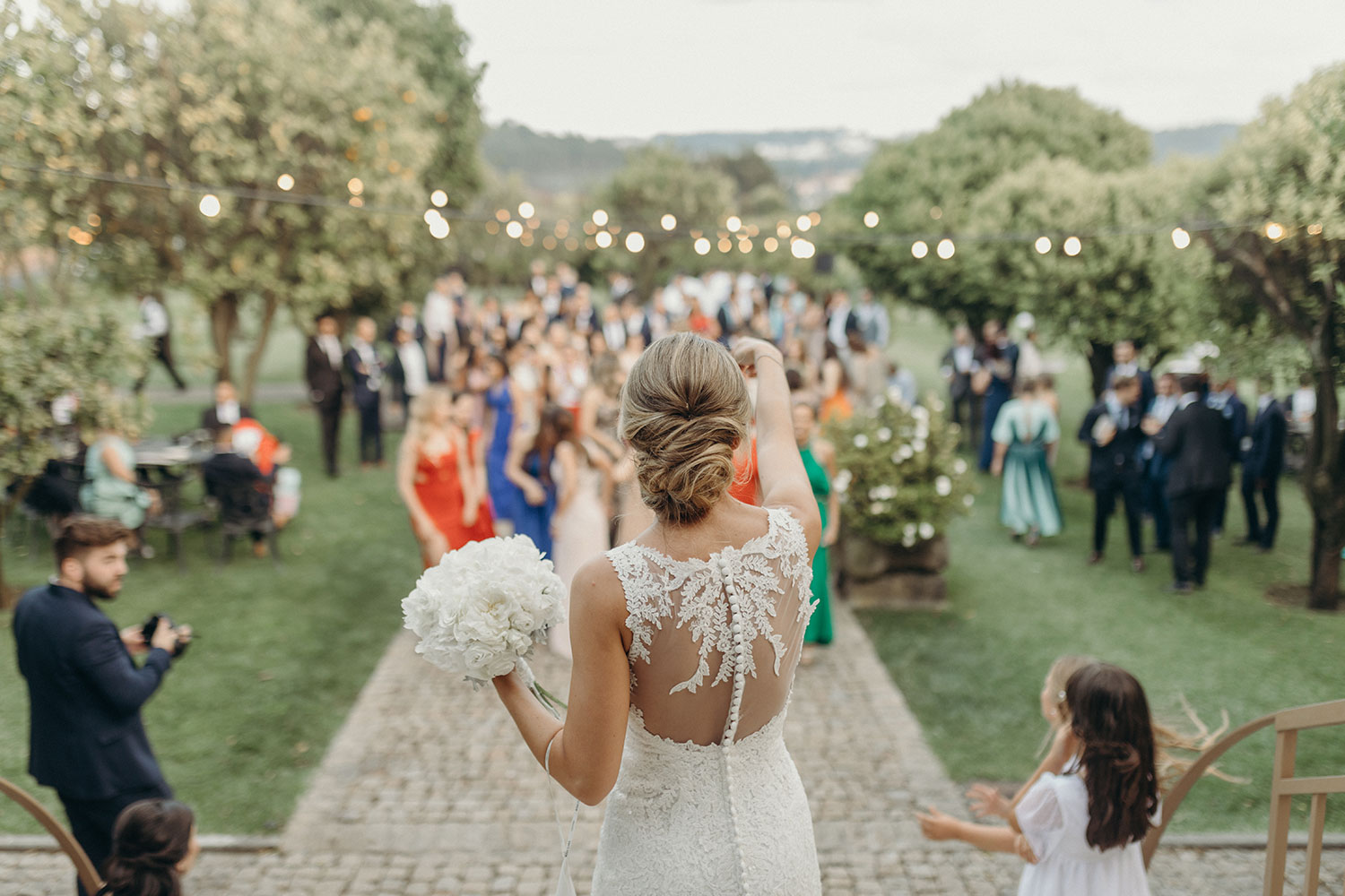 vestido de noiva com renda nas costas