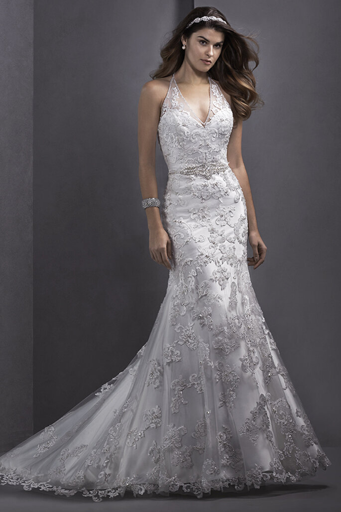 Vestido de noiva com aplicações florais de renda que enfeitam o delicado tule neste vestido românico de tubo. Com decote halter e cinto de cristal Swarovki. Acabamento com coberta de botões sobre zíper.
<a href="http://www.sotteroandmidgley.com/dress.aspx?style=5SW139" target="_blank">Sottero and Midgley Spring 2015</a>