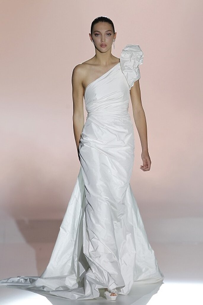 Foto: Ugo Camera / BARCELONA BRIDAL WEEK
<a href="http://zankyou.9nl.de/k3g6">Descubra a nova colecção 2015 de Rosa Clará</a>