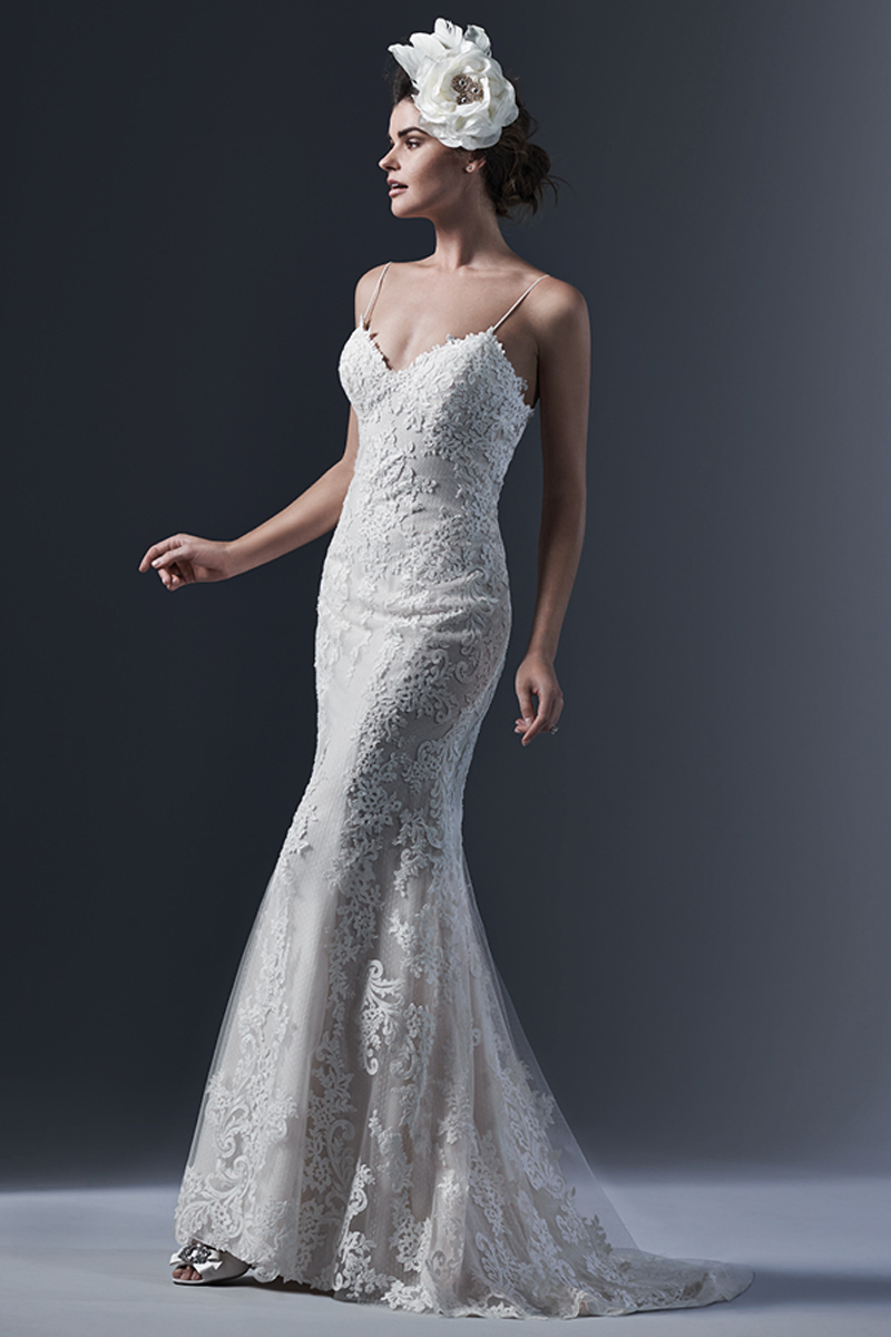 Uma elegância refinada pode ser encontrada neste vestido de renda chic. Alças finas muito sexy, decote em V e nas costas um decote requintado ilusão.
<a href="https://www.maggiesottero.com/sottero-and-midgley/mattea/9352" target="_blank">Sottero and Midgley</a>
