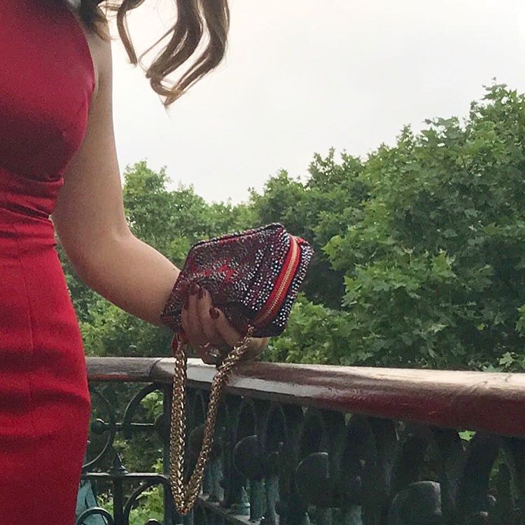 Foto via Instagram | Rita Ferro Rodrigues com vestido Gio Rodrigues com bordado do Sasha | Clutch Louboutinn | Unhas: Nais4Us
