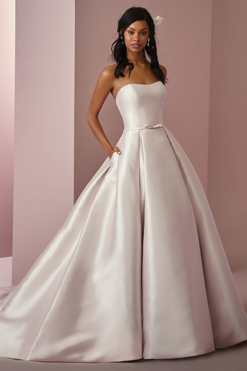 <a href="https://www.maggiesottero.com/rebecca-ingram/erica-anne/11595" target="_blank">Rebecca Ingram</a>