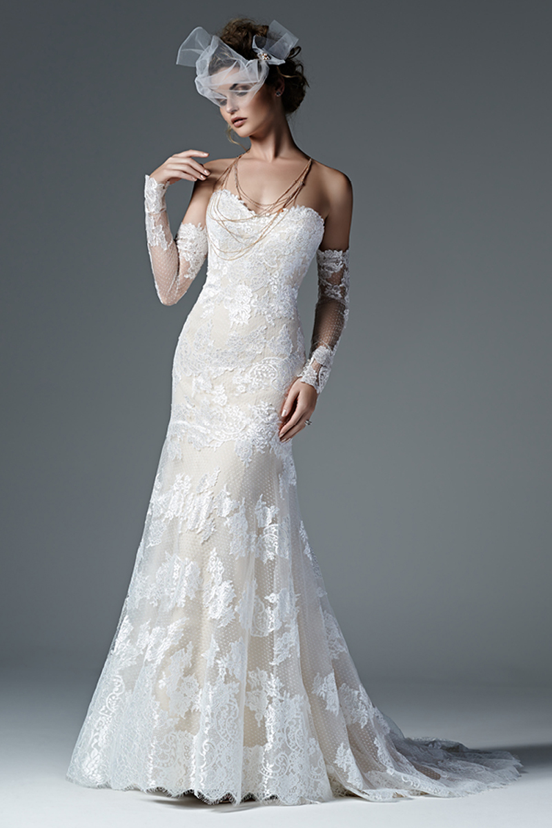 Renda bordada de uma forma magnífica e um tule combinados dão origem a este vestido de casamento muito chic com um decote em U. Terminado com um espartilho interior e botões de pérola em vez do fecho. 
<a href="https://www.maggiesottero.com/sottero-and-midgley/alexandra/9584" target="_blank">Sottero and Midgley</a> 
