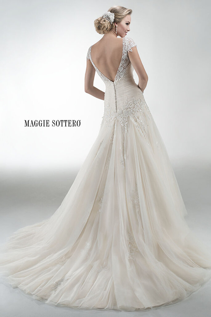 Vestido de renda bordado, ajustado na cintura, com saia frontal desmontável e de renda. Mangas Cap desmontáveis e acabamento com botões forrados e zíper nas costas elástico interior. 

<a href="http://www.maggiesottero.com/dress.aspx?style=4MS948CS" target="_blank">Maggie Sottero Platinum 2015</a>