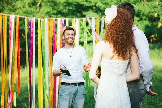 O altar dos noivos decorado com fitas coloridas. Foto: Bell Studio.