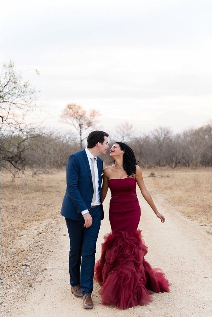 Melhor que um vestido de noiva vermelho, são dois vestidos de noiva vermelhos.