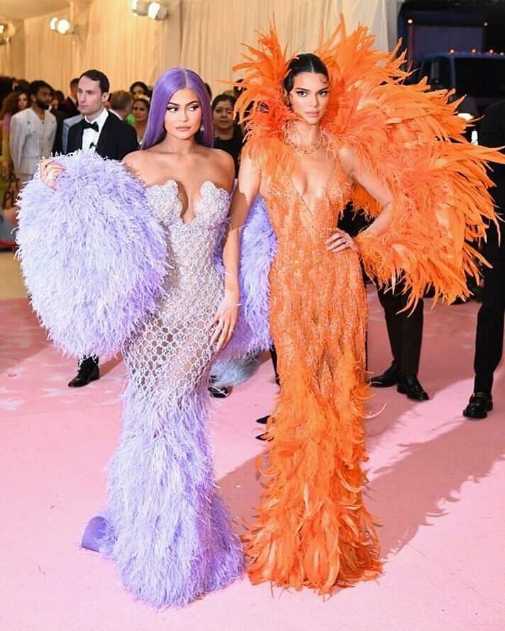 Kylie Jenner e Kendall Jenner vestidas por Versace. Foto via @metgala2019official_ig